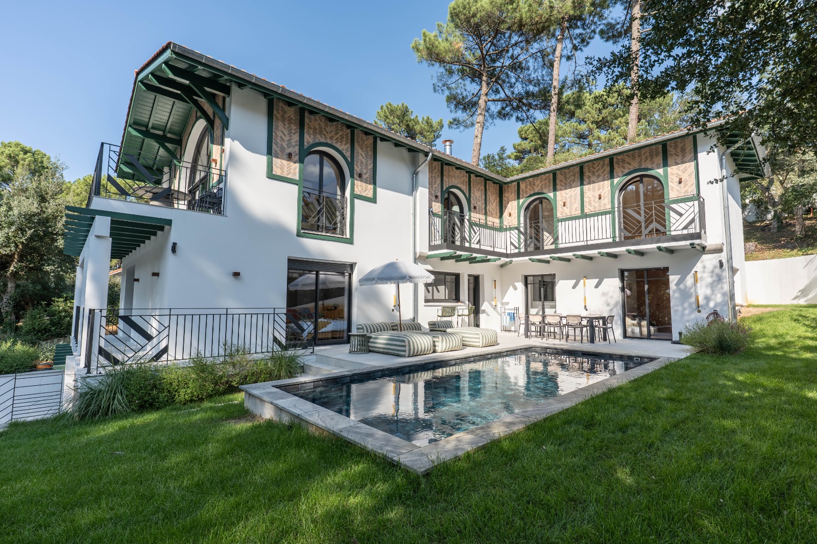 Maison et piscine dans le jardin